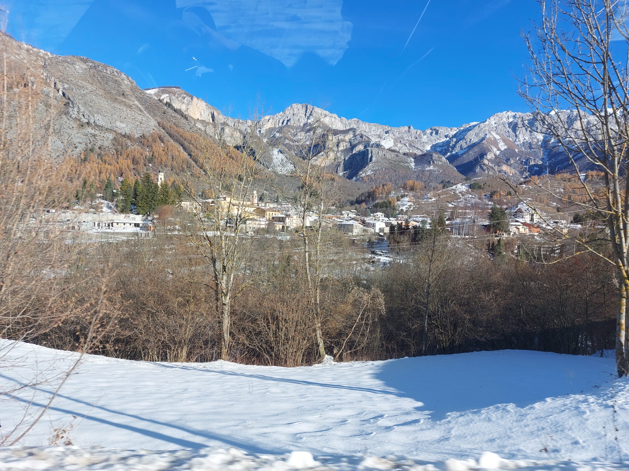 La società della neve: chi eravamo sulle montagne? (2024